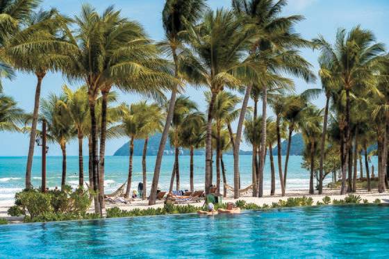 뉴월드 푸꾸옥 리조트의 야외 풀. 너른 켐비치 해변을 마주 보고 있다. 중앙포토