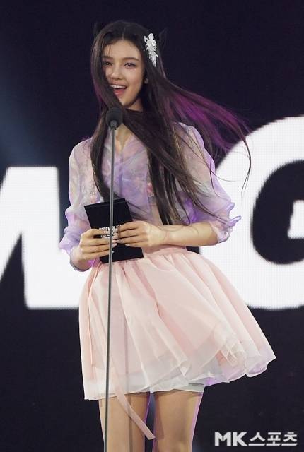 다니엘은 큰 리본 형태의 헤어 액세서리를 착용하여 러블리하고 청순한 매력을 더욱 강조했다.사진=MK스포츠DB