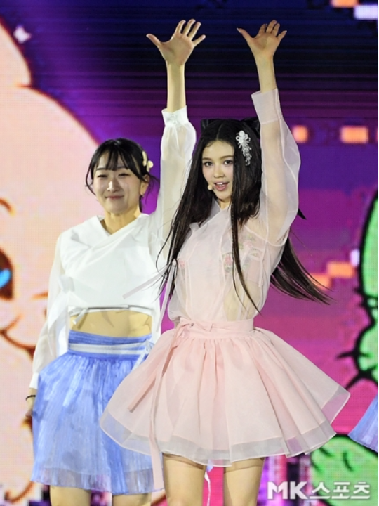 다니엘은 투명한 소재가 가미된 분홍색 하이웨이스트 스커트와 검정색 톱을 매치하여 세련되고 동시에 실용적인 시스루 한복 무대 의상을 입었다.사진=MK스포츠DB