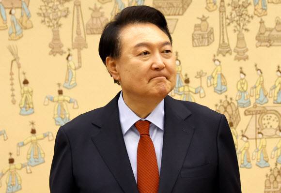 윤석열 대통령이 21일 오후 서울 용산 대통령실에서 열린 주한대사 신임장 제정식에서 대사들을 보고 있다. 사진=대통령실 사진 기자단