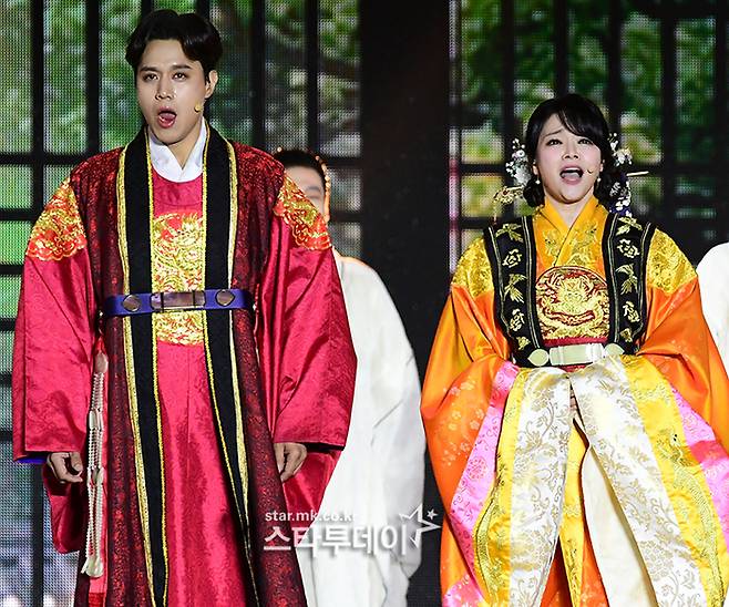 뮤지컬 배우 손준호(왼쪽)와 김소현. <강영국 기자>