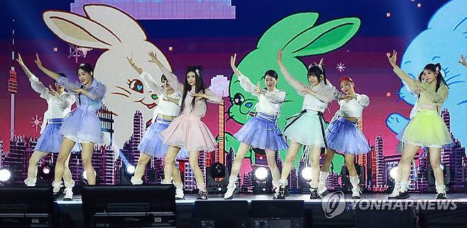 뉴진스, 한국의 미 (서울=연합뉴스) 진연수 기자 = 걸그룹 뉴진스가 21일 오후 서울 경복궁 흥례문 광장에서 국가유산청 출범을 기념해 열린 '2024 코리아 온 스테이지 - 뉴 제레이션' 공연에서 무대를 선보이고 있다. 2024.5.21 jin90@yna.co.kr