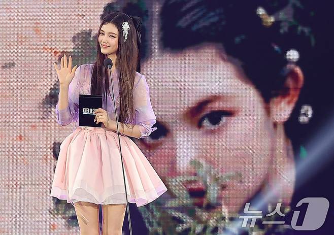 걸그룹 뉴진스의 다니엘이 21일 오후 서울 종로구 경복궁 흥례문 광장에서 열린 ‘2024 국가유산 방문 캠페인 : ‘코리아 온 스테이지’ 무대에서 진행을 하고 있다. 2020년 처음 선보인 방문 캠페인은 국가유산의 가치를 재발견하고, 아름다움을 널리 알리기 위한 행사다. 올해는 전국 총 76곳의 국가유산을 10개 코스로 구성해 소개한다. 2024.5.21/뉴스1 ⓒ News1 김진환 기자