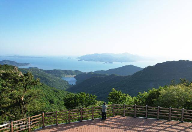 천등산 철쭉공원 전망대에서 거금도를 비롯한 다도해 풍광이 시원하게 조망된다.