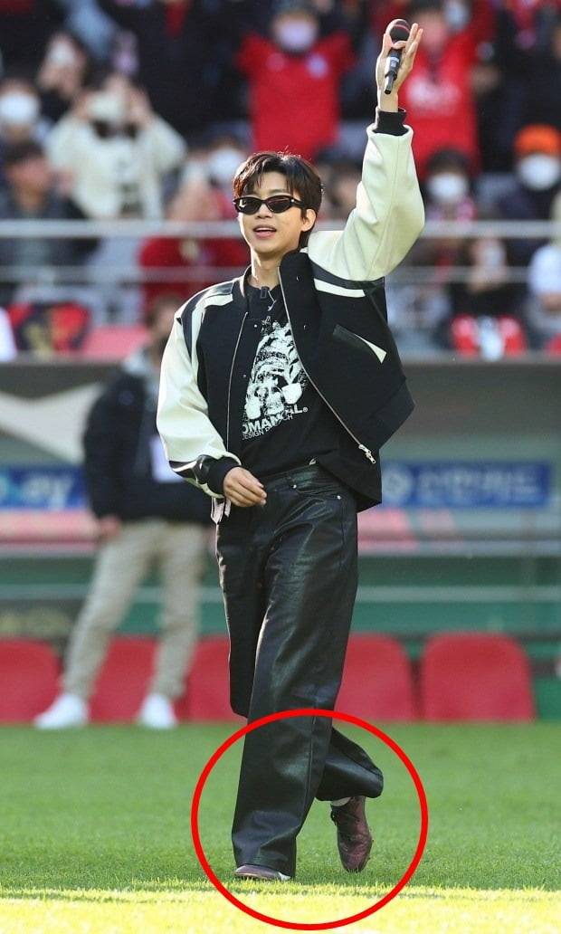 지난해 4월 가수 임영웅이 시축 및 하프타임 공연에 나서며 축구화를 신어 화제가 됐다. /사진=연합뉴스