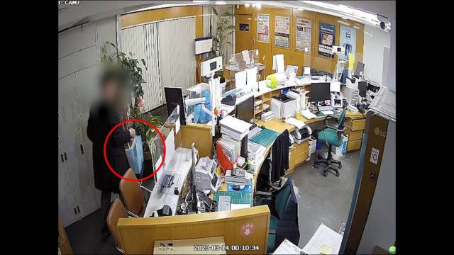 ▲1500억 원대 불법대출의 핵심 공범 전종남 전 청구동새마을금고 상무. 대출금 일부를 현금으로 인출해 나가는 모습. ⓒ경기북부경찰청 제공