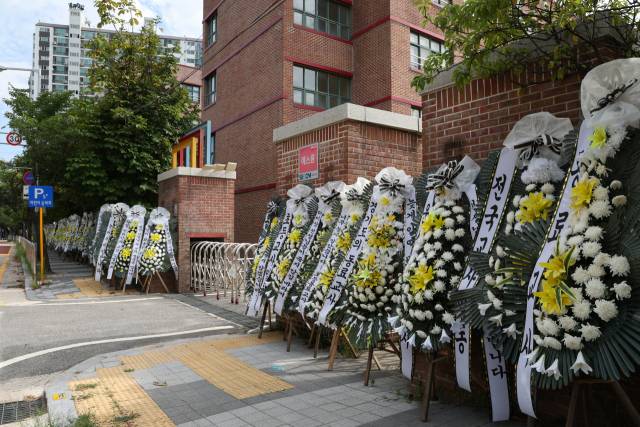 ▲추모 화환이 설치돼 있는 의정부 호원초등학교 앞. ⓒ연합뉴스