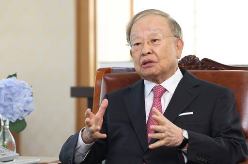 손경식 한국경영자총협회 회장이 17일 서울 마포구 경총회관에서 가진 세계일보와의 인터뷰에서 여소야대 지형이 심화한 22대 국회에 경제계 목소리를 반영하기 위한 전략을 설명하고 있다. 이제원 선임기자