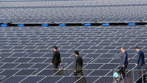 문재인 대통령이 지난 2018년 전북 군산시 유수지 수상태양광부지에서 열린 ‘새만금 재생에너지 비전 선포식’ 행사를 마치고 수상태양광 시설을 살펴보고 있다(기사와 직접 관련 없음). 서울신문 DB