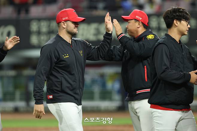 KIA 윌 크로우가 승리 뒤 이범호 KIA 감독과 하이파이브 하고 있다. KIA 타이거즈 제공