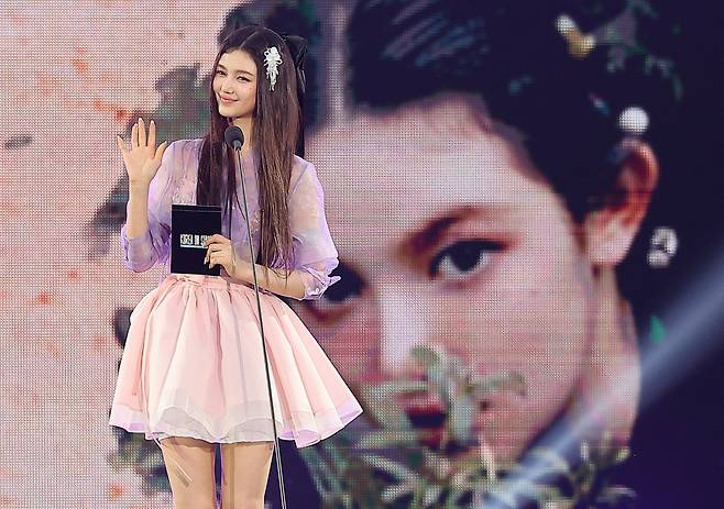 (서울=뉴스1) 김진환 기자 = 걸그룹 뉴진스의 다니엘이 21일 오후 서울 종로구 경복궁 흥례문 광장에서 열린 ‘2024 국가유산 방문 캠페인 : ‘코리아 온 스테이지’ 무대에서 진행을 하고 있다. 2020년 처음 선보인 방문 캠페인은 국가유산의 가치를 재발견하고, 아름다움을 널리 알리기 위한 행사다. 올해는 전국 총 76곳의 국가유산을 10개 코스로 구성해 소개한다. 2024.5.21/뉴스1 Copyright (C) 뉴스1. All rights reserved. 무단 전재 및 재배포, AI학습 이용 금지. /사진=(서울=뉴스1) 김진환 기자