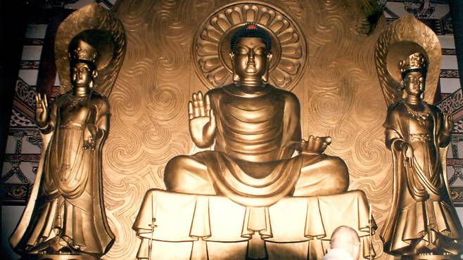 북한 묘향산에 위치한 보현사 불상