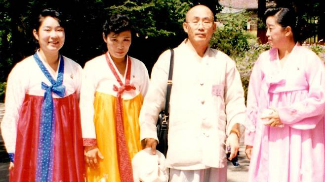 북한 묘향산 보현사에서 북한 안내원들과 한국 스님들이 기념사진을 찍고 있다