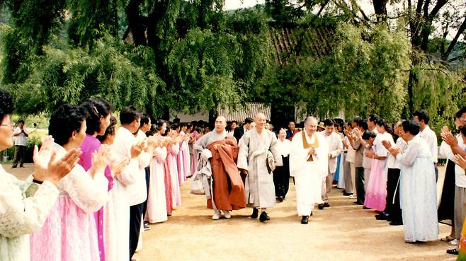 북한 평양 대성구역에 위치한 고구려시대의 산성, 대성산성 광법사에서 북한 주민들과 안내원들이 한국 조계종 스님들을 환영하고 있다