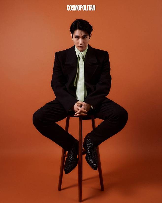 재킷, 레더 셔츠, 팬츠, 타이, 부츠 모두 Bottega Veneta.