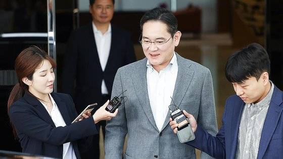 이재용 삼성전자 회장이 유럽 출장을 마치고 지난 3일 오전 서울 강서구 서울김포비즈니스항공센터(SGBAC)를 통해 귀국하고 있다. 연합뉴스