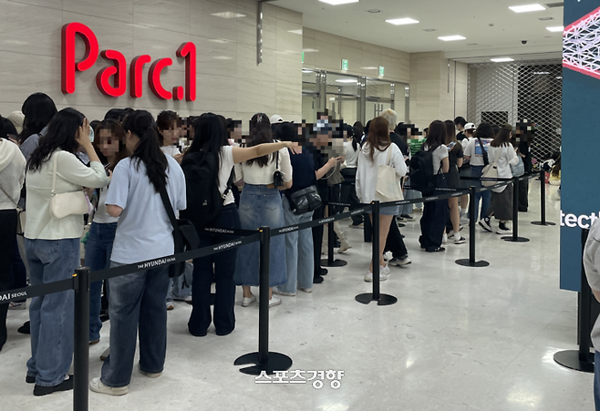 tvN 월화극 ‘선재 업고 튀어’ 팝업스토어가 열리는 더현대 서울에서 대기 번호를 부여받는 방문객들. 2024.05.23. 김희원 기자