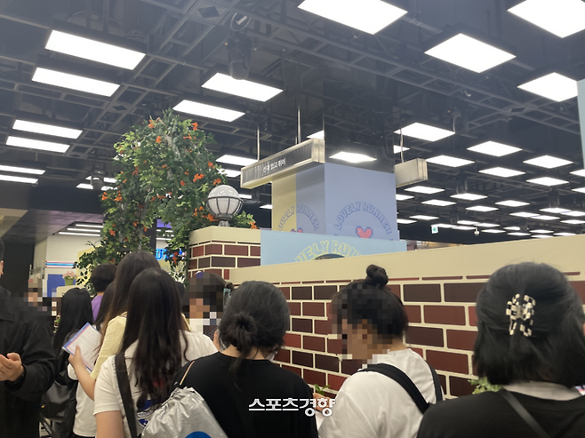 tvN 월화극 ‘선재 업고 튀어’ 팝업스토어가 열리는 더현대 서울에서 팝업 입장을 기다리는 방문객들. 2024.05.23. 김희원 기자