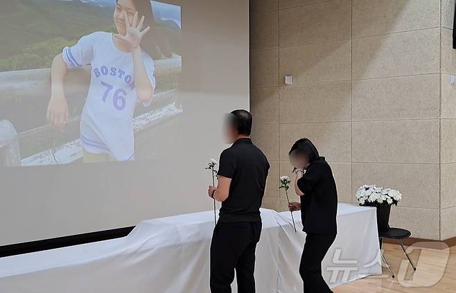 24일 경남 거제에서 열린 고(故) 이효정 씨의 추모식에 참석한 유족들이 헌화를 하고 있다.2024.5.24. 강미영기자