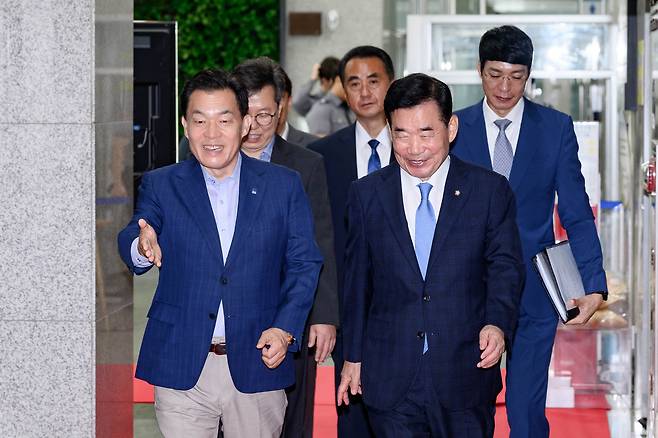 김진표 국회의장(오른쪽)이 24일 경기 수원시청에서 열린 정담회에 참석하고 있다. (수원시 제공) 2024.5.24 / 뉴스1