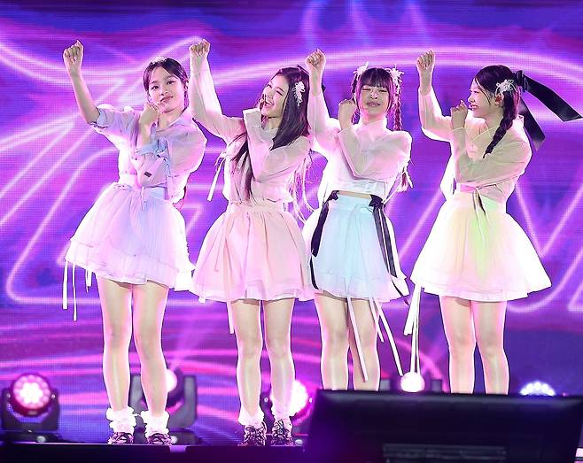 걸그룹 뉴진스가 21일 오후 서울 종로구 경복궁 흥례문 광장에서 열린 ‘2024 국가유산 방문 캠페인 : ‘코리아 온 스테이지’ 무대에서 열정적인 공연을 펼치고 있다. /뉴스1