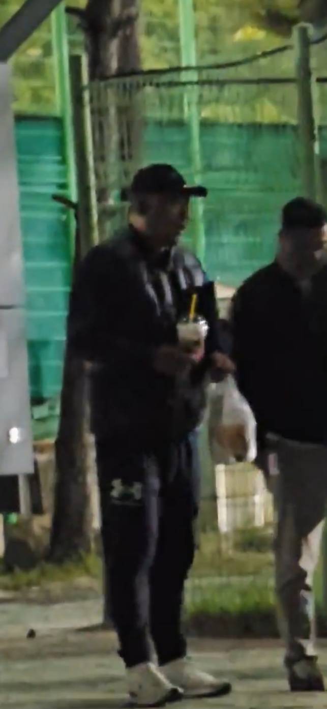 KBS가 입수한 동영상을 보면, A 심판(왼쪽)이 지난달 양산 실내야구연습장에서 학생 선수를 지도하고 나오는 장면이 포착되는 등 최근까지 개인 레슨을 하고 있는 것으로 확인됐다.