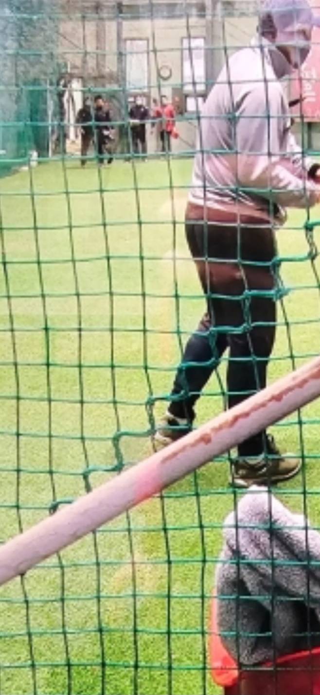 부산시 야구소프트볼협회 A 심판이 지난 2022년 양산시 실내야구연습장에서 학생 선수들을 지도하고 있다. 부산 시민인 A 심판은 2015년 연습장 개관 초기부터 개인 레슨을 해온 것으로 알려지고 있다.