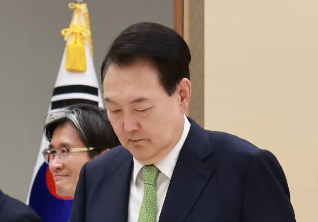 ▲윤석열 대통령이 22일 서울 용산 대통령실 청사에서 오동운 고위공직자범죄수사처장(공수처장)에게 임명장을 수여한 뒤 환담장으로 향하고 있다. ⓒ연합뉴스