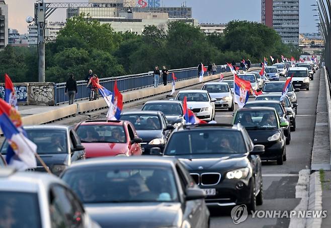세르비아 국기로 가득찬 베오그라드 도로 (베오그라드 AFP=연합뉴스) 유엔 총회에서 스레브레니차 학살 국제 추모일 결의안이 채택된 23일(현지시간) 세르비아 수도 베오그라드에서 차량들이 세르비아 국기를 휘날리며 도로를 달리고 있다. 2024.05.23 photo@yna.co.kr