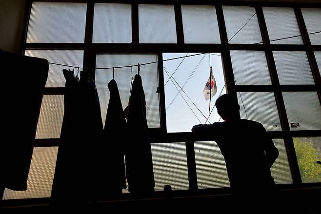 서울역 건너편 동자동에는 1천 개가 넘는 쪽방들이 있지만 사람들이 잘 모른다. 알아도 아는 체 하지 않는다. 봐도 못 본 체한다. 투명인간 같은 존재들이다. 쪽방은 개인의 책임을 넘어선 사회적 책임의 부분이다. 봉사자의 시혜만 있다. 국가도, 사회적 책임도 없다.(2017)