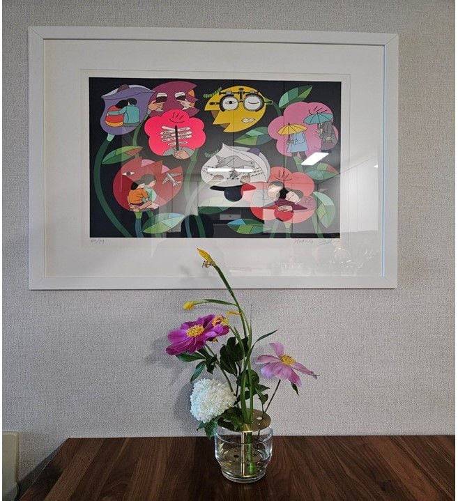 이 식탁은 인테리어 풍수의 표본이다. 황주리 작가의 판화 아래 작약과 붓꽃이 든 화병을 놓았다. 빨강, 노랑, 파랑이 주색이다. /김두규 제공