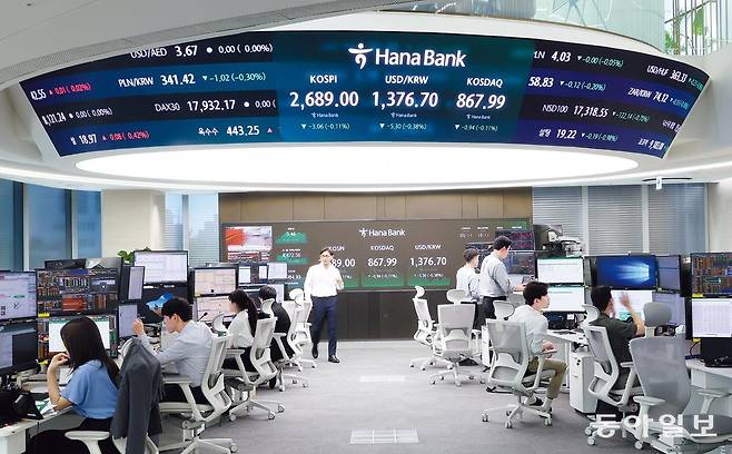 2일 오후 서울 중구 하나은행 본점 딜링룸에서 딜러들이 업무를 보고 있다. 환율이 초마다 변동하는 탓에 일부 딜러들은 점심을 거르거나 배달음식을 시켜먹으며 자리를 지키는 때가 많다. 최혁중 기자sainman@donga.com