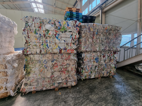 컨베이어 벨트에서 분류된 종이팩류가 압축된 모습. 압축된 종이팩은 섬유 성분을 비닐(PE)과 펄프로 분리되는 해리 과정을 거쳐 재활용 펄프가 된다. 부산 김예슬 기자