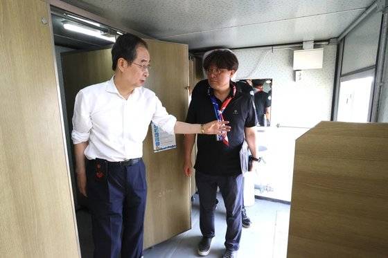 한덕수 국무총리가 지난해 8월 6일 전북 부안에서 열린 2023 새만금 세계잼버리 현장을 찾아 화장실을 점검하고 있다. 사진 총리실