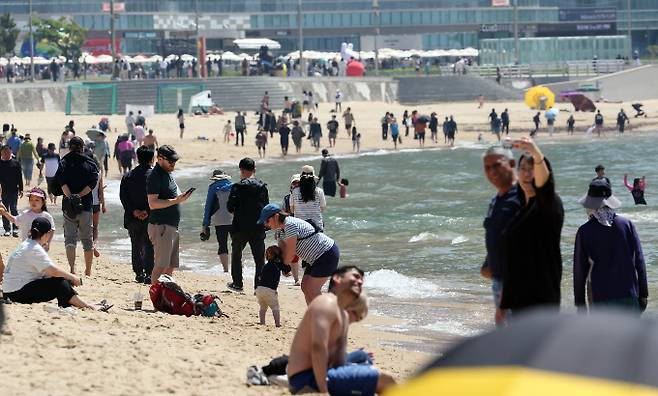 부산 해운대해수욕장을 찾은 시민과 관광객들이 물놀이를 즐기고 있다./사진=뉴시스