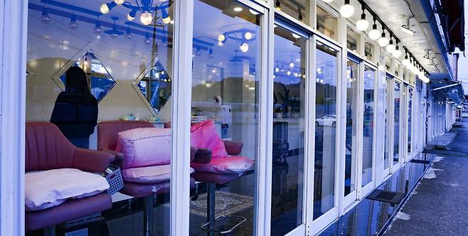 지난 9일 경기 파주시 용주골의 한 유리방 모습. 파주=최상수 기자