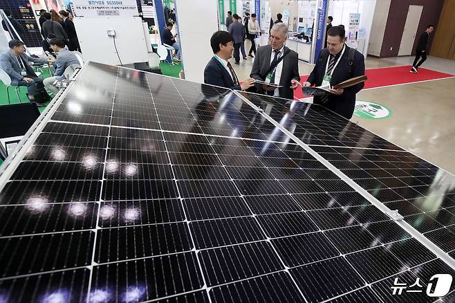 24일 대구 엑스코에서 개막한 '2024 국제그린에너지엑스포'를 찾은 해외 바이어가 태양광 구조물 건설업체 부스에서 구매 상담을 진행하고 있다. 대구시와 경북도가 주최하고, 한국신재생에너지협회를 비롯한 4대 에너지협회가 공동으로 주관하는 이번 전시회에는 국내외 300여 기업이 참여해 태양광·풍력·연료전지·에너지저장장치 등 다양한 신재생에너지 관련 최신 정보와 기술을 선보인다. 전시는 26일까지 계속된다. 2024.4.24/뉴스1 ⓒ News1 공정식 기자
