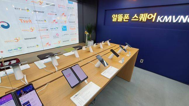 서울 종로구 서대문역 인근에 개소한 알뜰폰 전용 오프라인 홍보관 ‘알뜰폰 스퀘어’ 단말기 체험존. ⓒ데일리안 DB