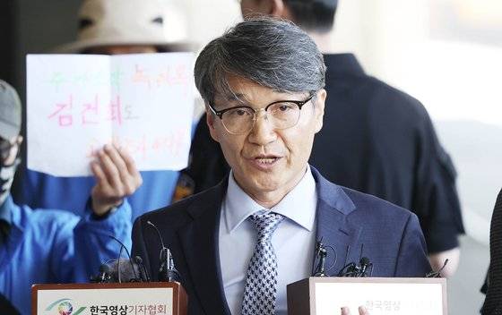 김건희 여사에게 명품백 가방을 전달한 최재영 목사가 지난 13일 오전 서울 서초구 서울중앙지검에 출석하며 취재진의 질문에 답변하고 있다. 김경록 기자