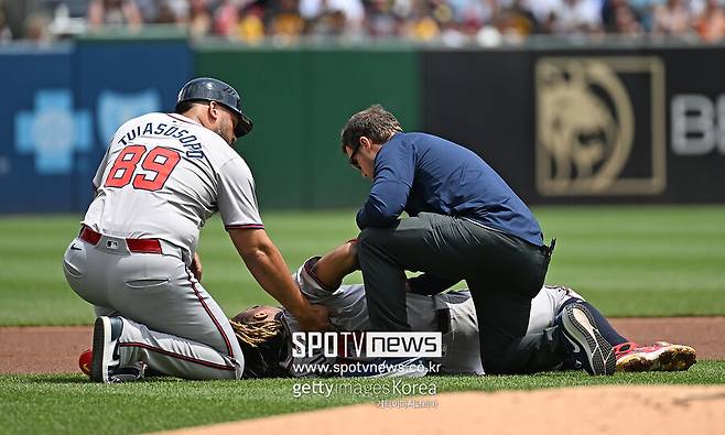 ▲ 애틀랜타 브레이브스의 로날드 아쿠냐 주니어가 왼쪽 무릎 십자인대가 파열되는 부상을 입고 고통스러워 하는 장면이다.