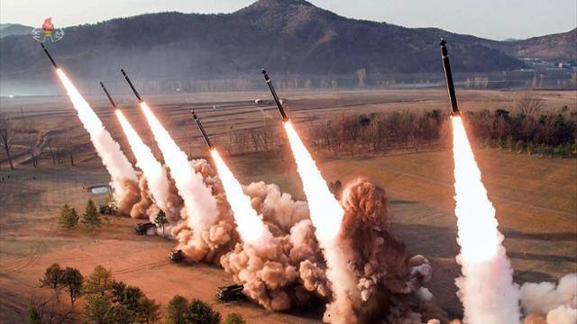 북한 조선중앙TV가 서부지구의 포병부대 600㎜ 초대형방사포 사격훈련 영상을 공개했다. 조선중앙TV 캡처