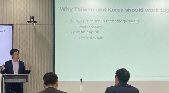 지난 24일 서울대 국가미래전략원 주최로 열린 한국-대만 경제안보 세미나에서 롄셴밍 대만정치대 교수가 토론하고 있다. 사진 서울대 국가미래전략원