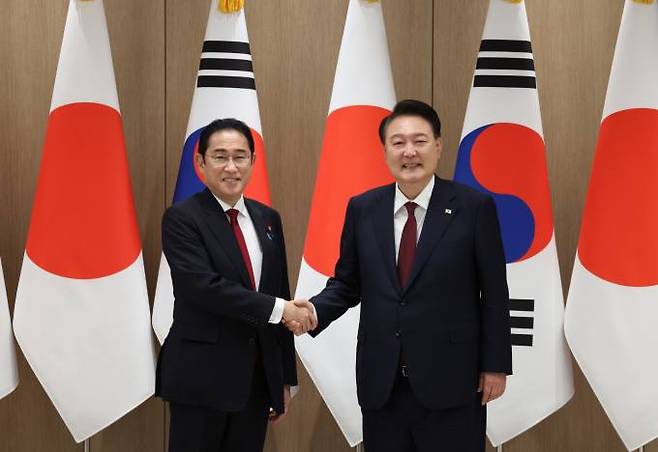 윤석열 대통령이 26일 서울 용산 대통령실에서 열린 한일 정상회담에서 기시다 후미오 일본 총리와 악수하고 있다. 연합뉴스