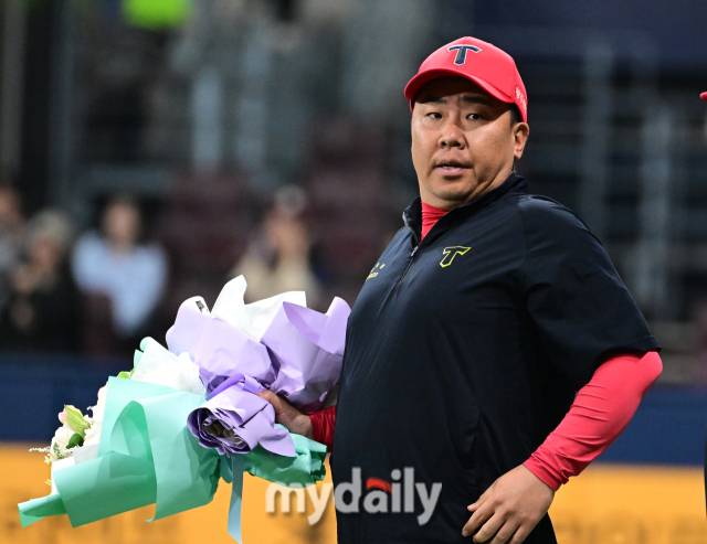 2024년 4월 25일 오후 서울 고척스카이돔에서 '2024 신한 SOL Bank KBO리그' KIA 타이거즈와 키움 히어로즈의 경기가 열렸다. KIA 이범호 감독이 13-2로 승리한 뒤 기뻐하고 있다./마이데일리