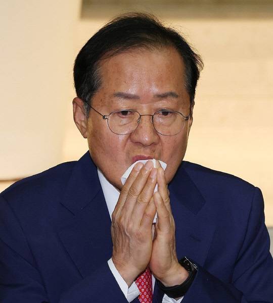 홍준표 대구시장이 29일 오후 서울 영등포구 공군호텔에서 열린 2024 포럼새미준 정기세미나에서 '선진대국 시대로 가자'란 주제로 강연을 하기 위해 자리하고 있다.<연합뉴스>