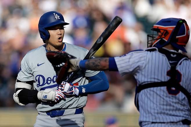 오타니 쇼헤이가 29일 뉴욕 메츠전 도중 스트라이크 콜에 놀라고 있다. AFP=연합뉴스