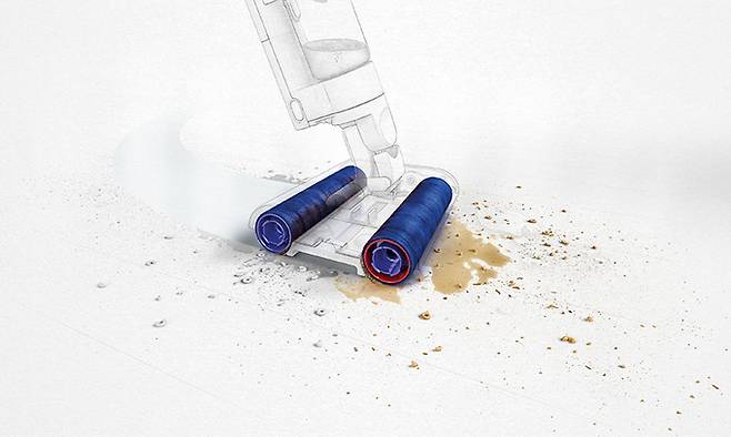 다이슨 ‘워시G1’은 진공 흡입 없이 롤러만으로 먼지를 청소한다. 사진은 청소기 헤드에 달린 두 개의 롤러가 서로 반대 방향으로 회전하면서 이물질을 제거하는 모습. 다이슨 제공