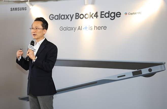 박준호 삼성전자 MX사업부 갤럭시 에코 상품기획팀장이 30일 갤럭시북4 엣지 출시 기념 미디어 브리핑을 진행하고 있다.(삼성전자 제공)