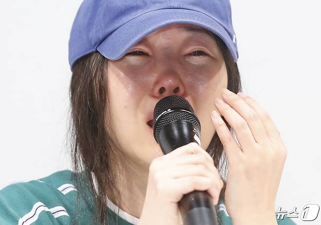 그룹 뉴진스의 소속사 어도어 민희진 대표가 25일 서울 서초구 한국컨퍼런스센터에서 하이브 경영권 탈취 시도와 관련한 배임 의혹에 긴급기자회견을 갖고 눈물을 흘리며 입장을 밝히고 있다. 2024.4.25/뉴스1 ⓒ News1 권현진 기자