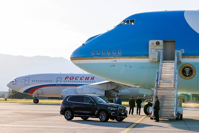 2021년 6월16일 조 바이든 미국 대통령이 탑승한 보잉-747기 에어포스원(오른쪽)과 블라디미르 푸틴 러시아 대통령이 탑승한 것으로 추정되는 일류신 Il-96 대통령 전용기가 활주로에서 이륙 준비를 하고 있다. 바이든 대통령은 당선 뒤 제네바에서 푸틴 대통령과 첫 정상회담을 가졌다. /AP연합뉴스